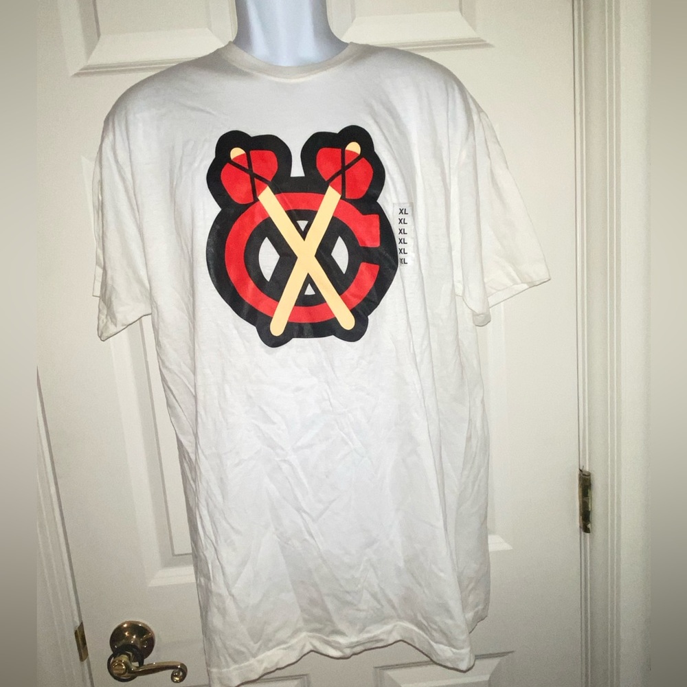 Mens Chicago Blackhawks large tomahawk logo tee. NWOT